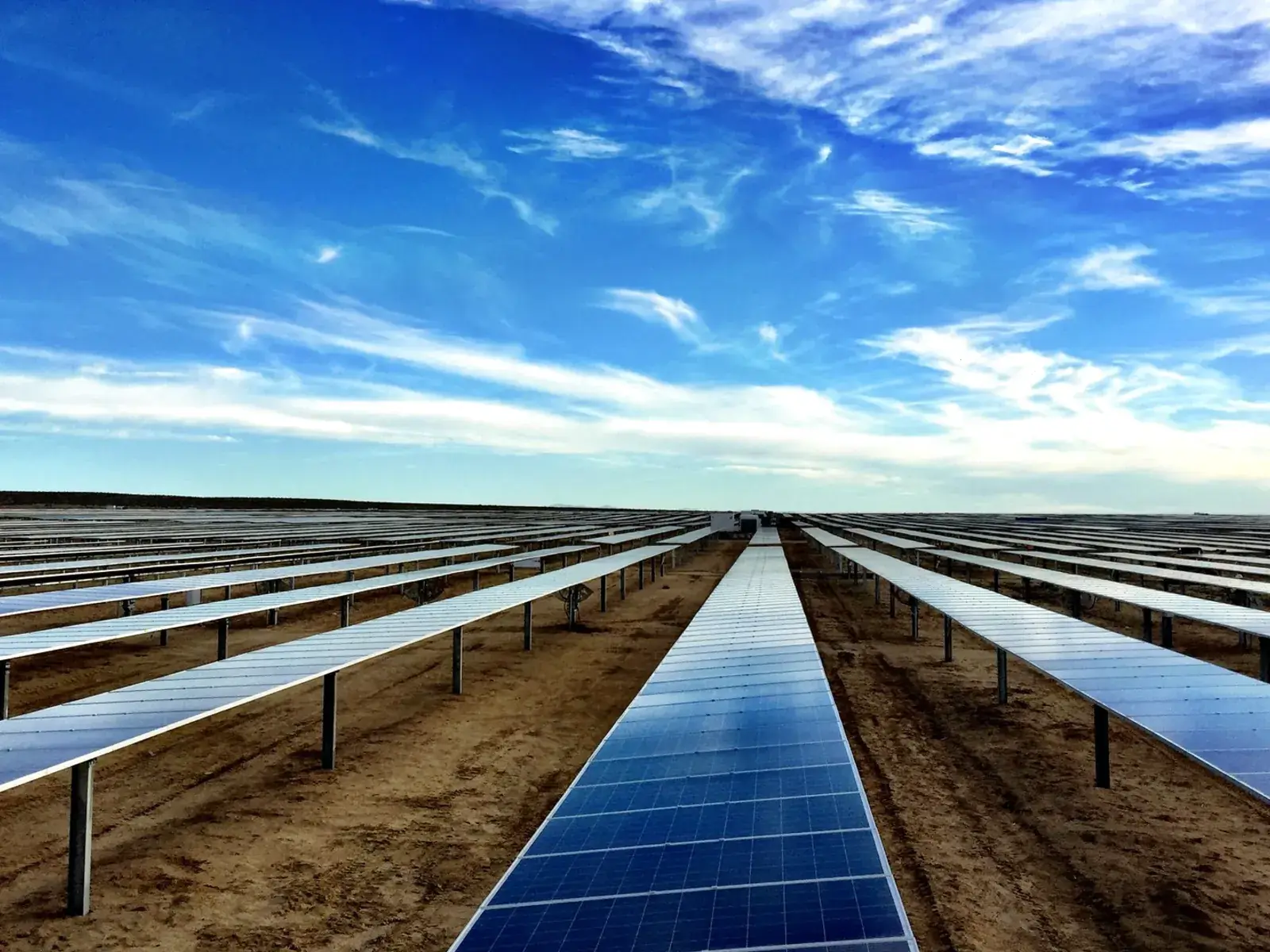 Fileiras de módulos fotovoltaicos instalados pela Trade Itaparica sob o céu azul do sertão de Pernambuco