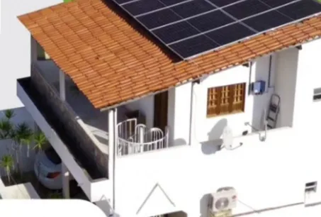 Sobrado com 10 módulos fotovoltaicos instalados sobre o telhado de telha cerâmica, em Floresta-PE