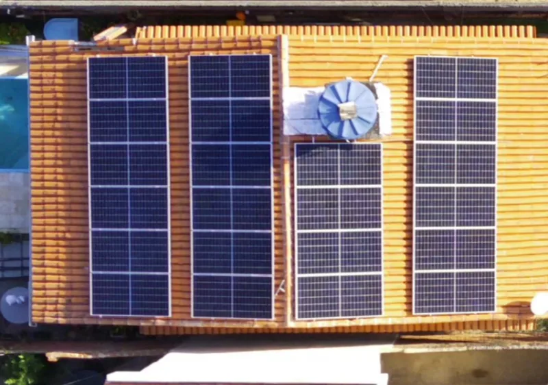 Vista aérea de casa com piscina e 22 módulos fotovoltaicos no telhado, em Tamandaré-PE